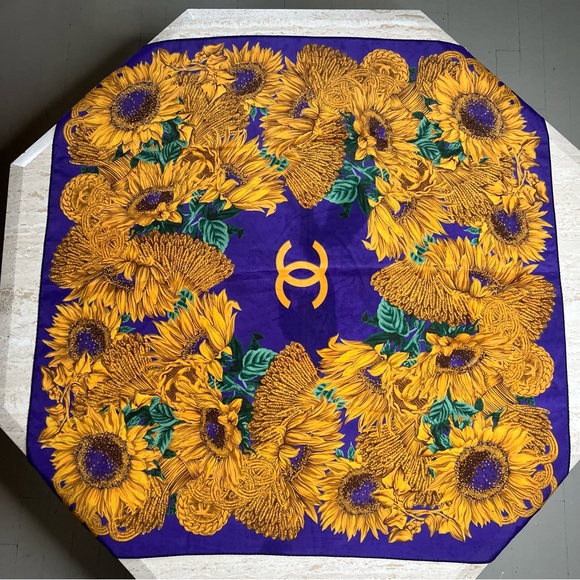 Chanel silk scarf (1970s-1980s) - Picture 3 of 8